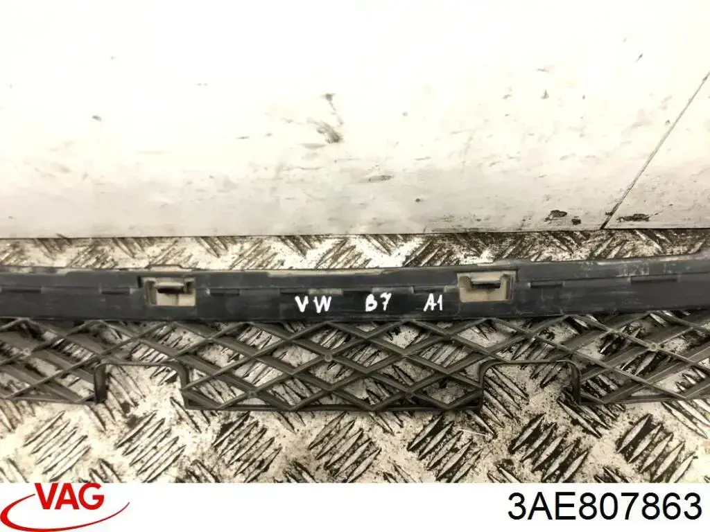 Купити 3AE807863 VAG Кронштейн бампера заднього, центральний
