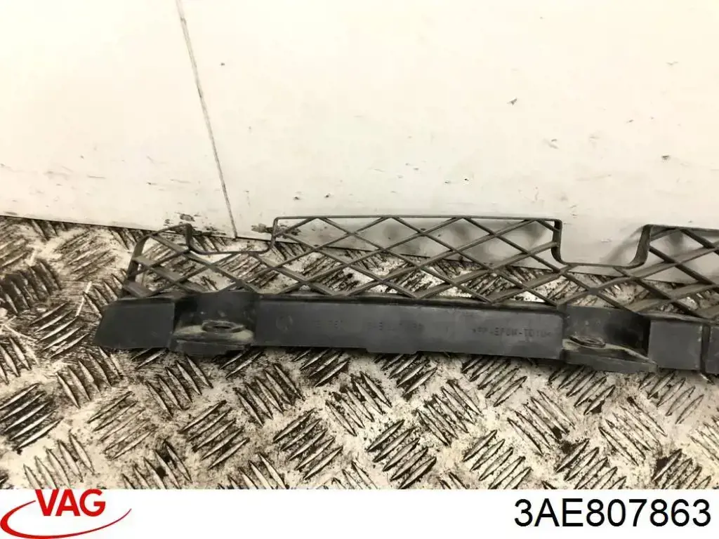 Кронштейн бампера заднього, центральний 3AE807863 VAG