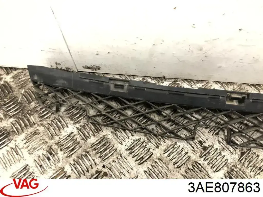 Кронштейн бампера заднього, центральний VAG 3AE807863 ціна, від 11.28 USD