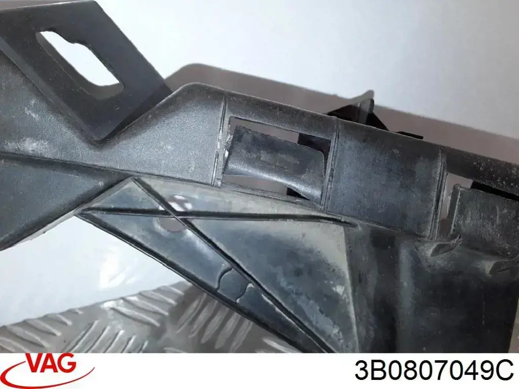 Кронштейн бампера переднього, лівий 3B0807049 VAG