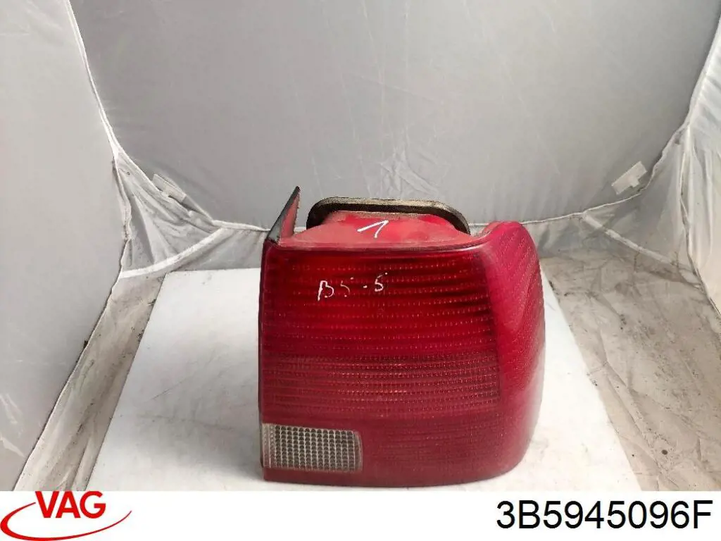Задні ліхтарі VAG 3B5945112D ціна, від 42.04 USD