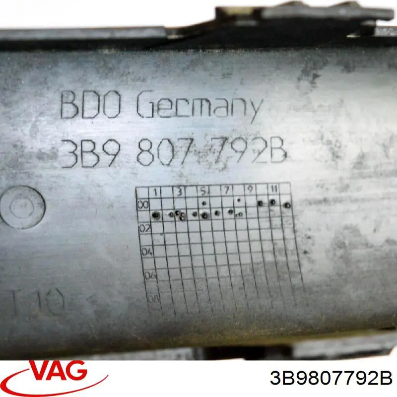 3B9807792B VAG Молдинг заднього бампера, правий