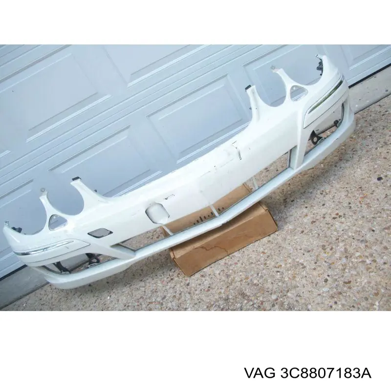 Направляюча переднього бампера, ліва 3C8807183A VAG
