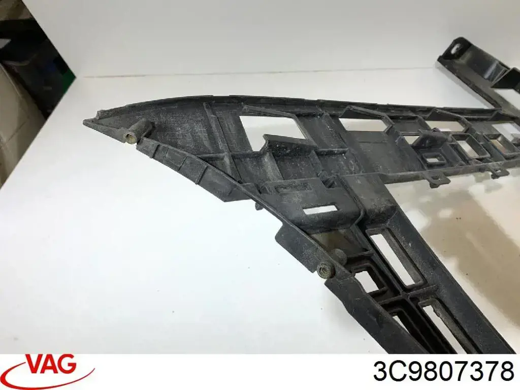 Направляюча заднього бампера, права VAG 3C9807378 ціна, від 13.75 USD