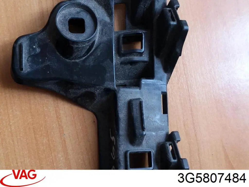 Купити 3G5807484 VAG Направляюча заднього бампера, права
