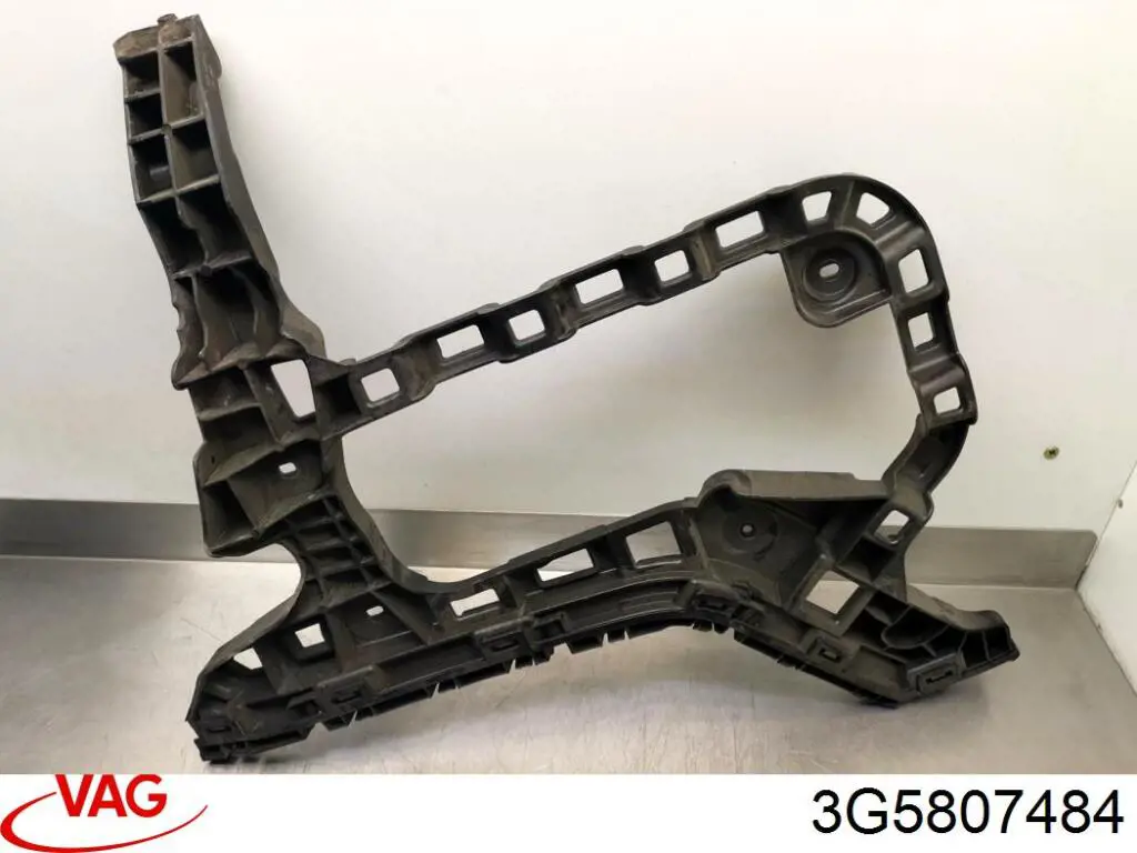 Направляюча заднього бампера, права 3G5807484 VAG