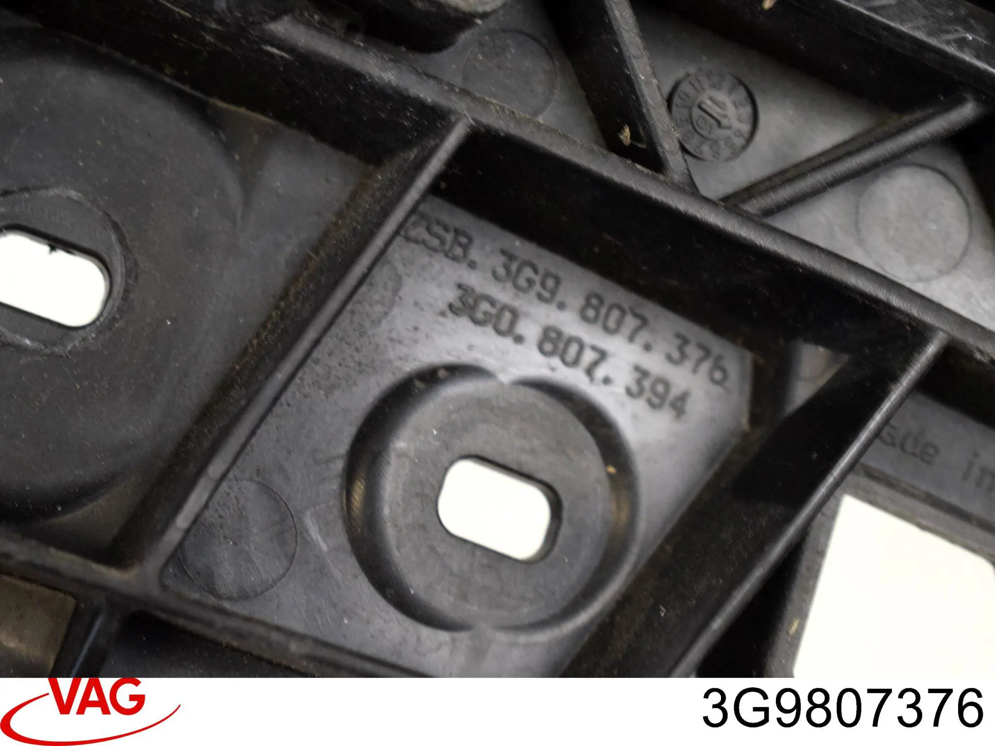 3G9807376 VAG Кронштейн бампера заднього, правий