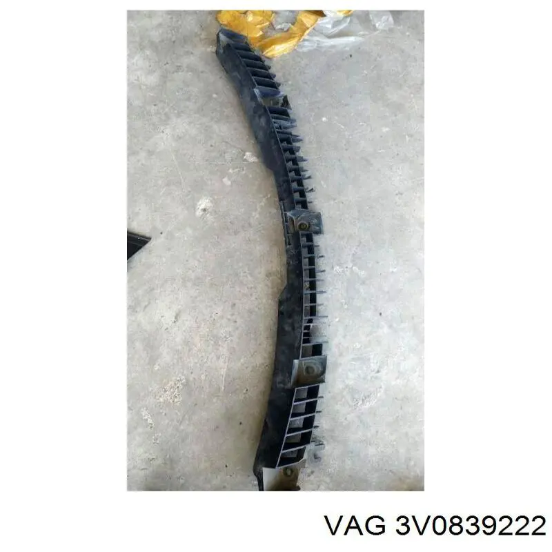 Ручка задньої двері внутрішня права VAG 3V0839222 ціна, від 21.14 USD