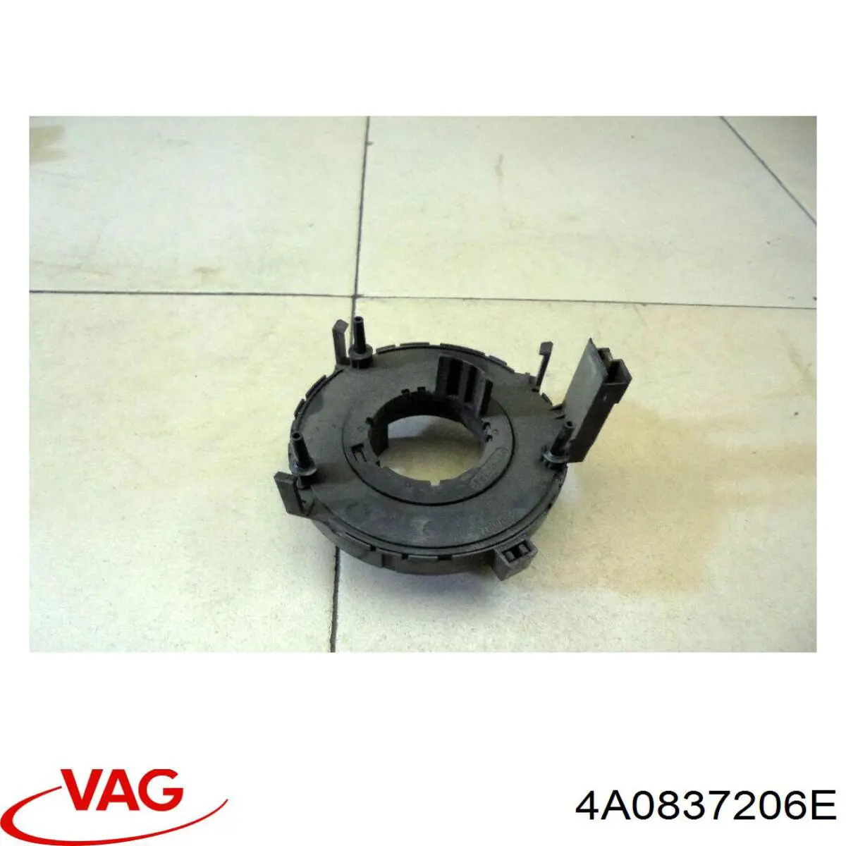Ручка передньої двері зовнішня права VAG 4A0837206L ціна, від 5.64 USD