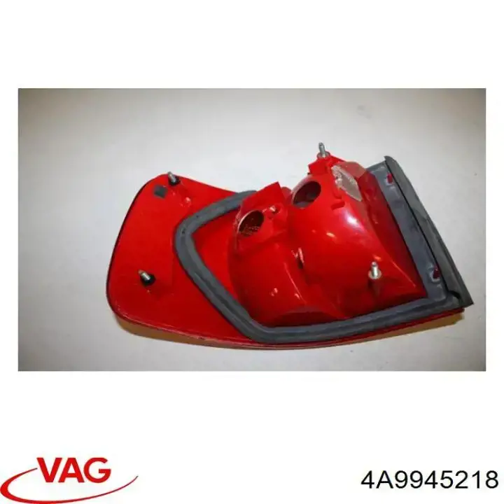 Задній правий зовнішній ліхтар VAG 4A9945218
