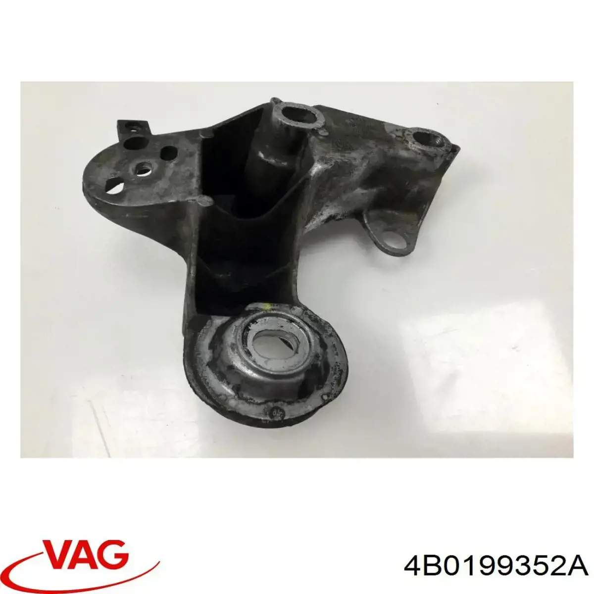 Кронштейн подушки (опори) двигуна, правої VAG 4B0199352A ціна, від 9.84 USD