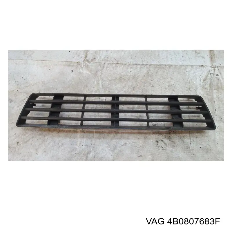 Решітка переднього бампера, центральна VAG 4B0807683F