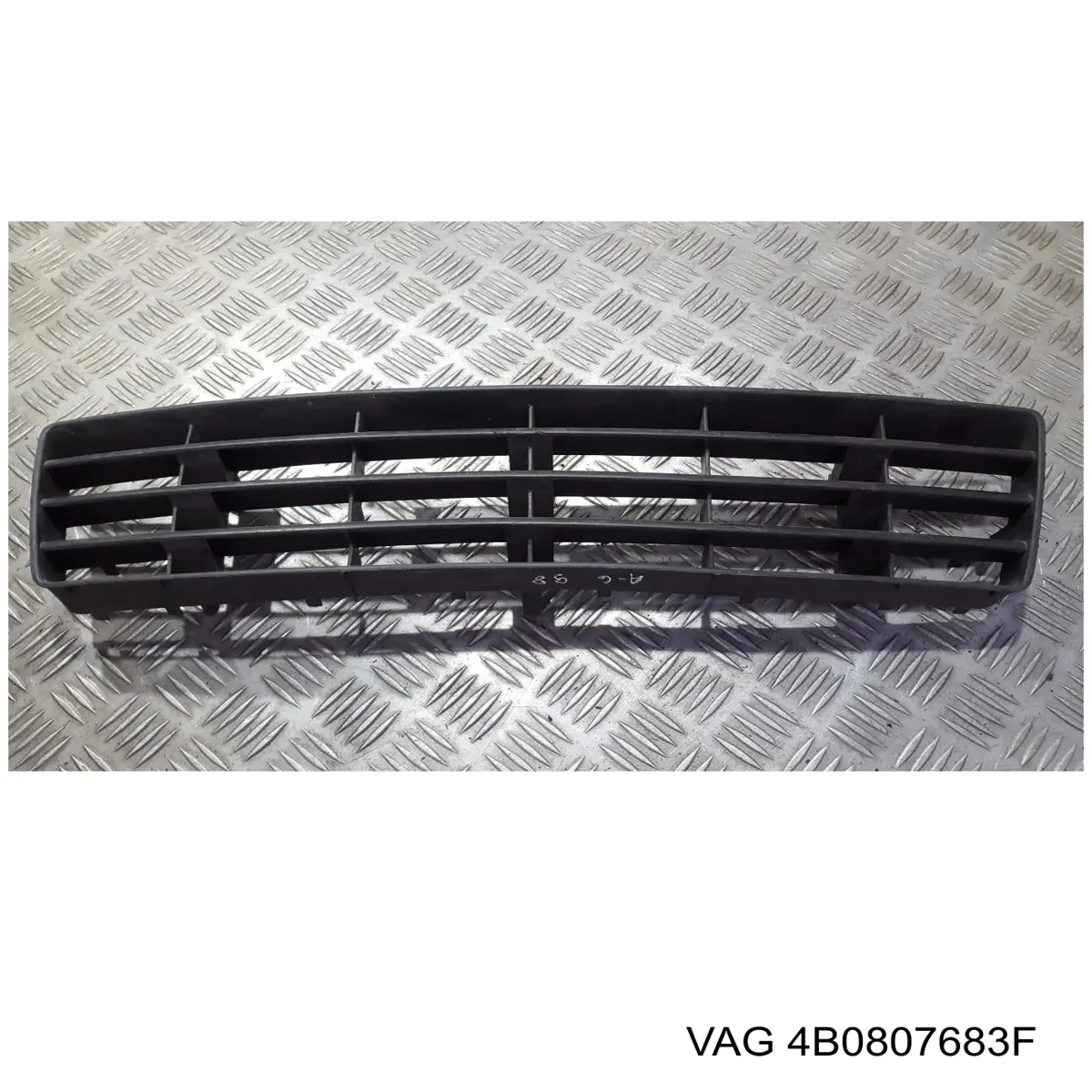 Решітка переднього бампера, центральна VAG 4B0807683F ціна, від 6.21 USD