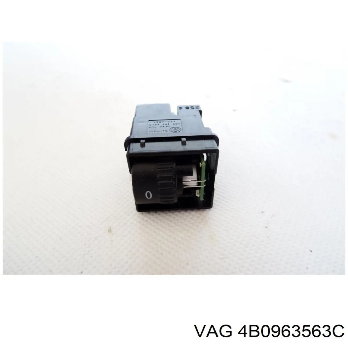 Кнопка обігріву сидіння VAG 4B0963563C01C ціна, від 132.54 USD