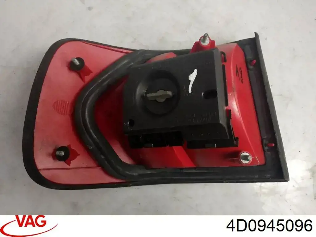 Задній правий зовнішній ліхтар VAG 4D0945096 ціна, від 19.00 USD