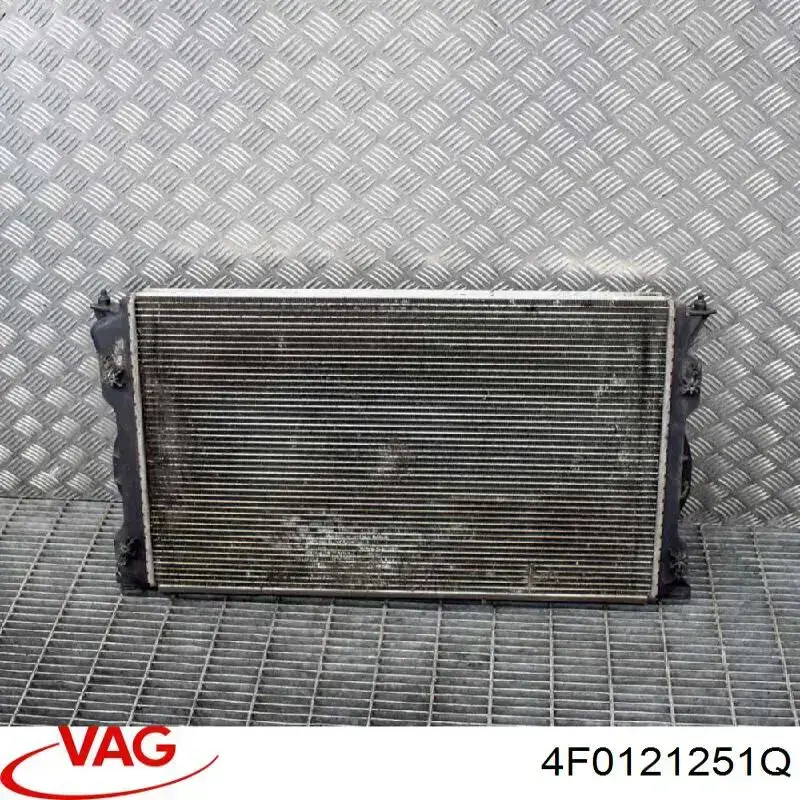 Купити 4F0121251Q VAG Радіатор двигуна
