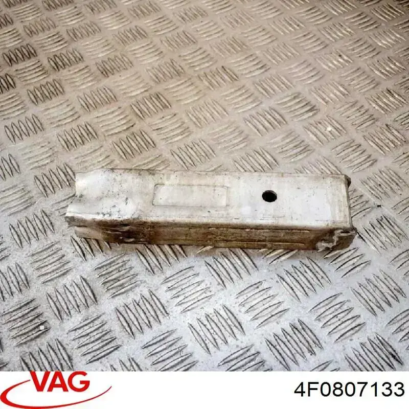 4F0807133 VAG Кронштейн підсилювача переднього бампера