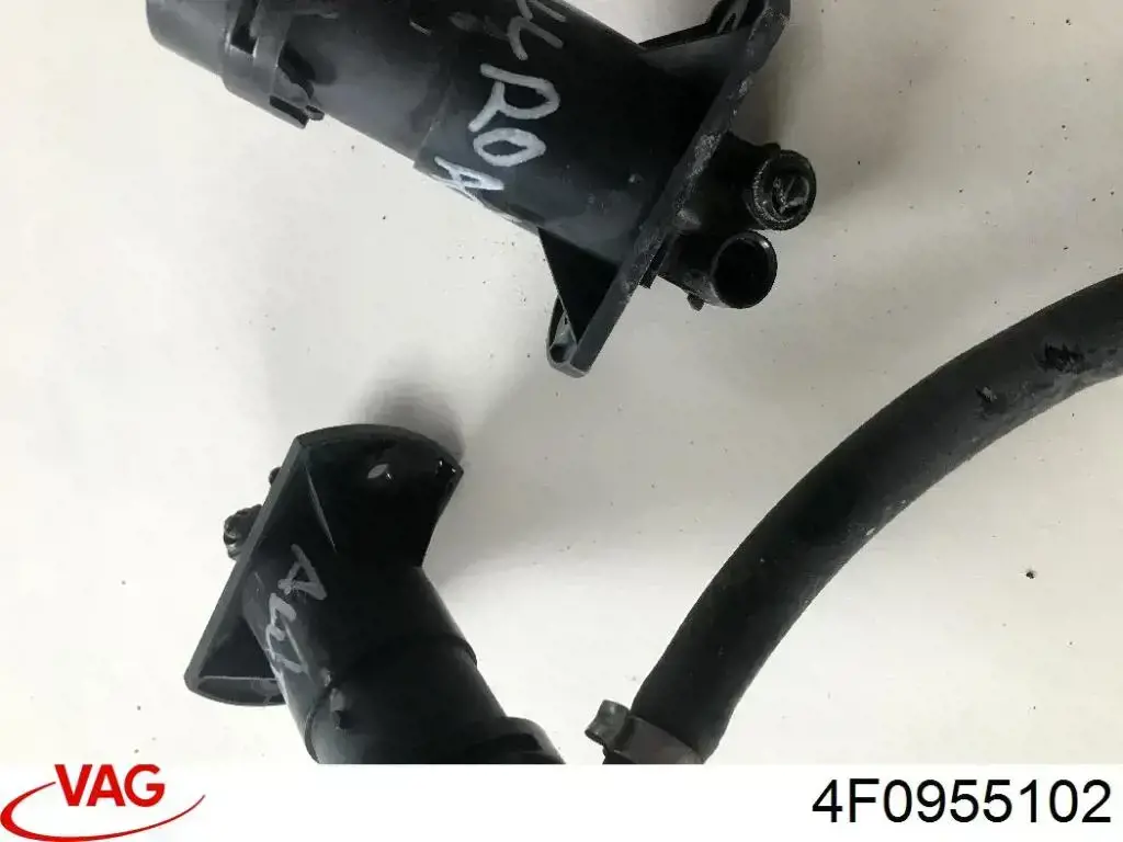 Форсунка омивача фари передньої, правої 4F0955102 VAG