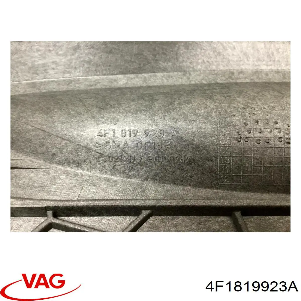 Молдинг (накладка) панелі приладів "торпедо", центральний VAG 4F1819923A ціна, від 19.69 USD