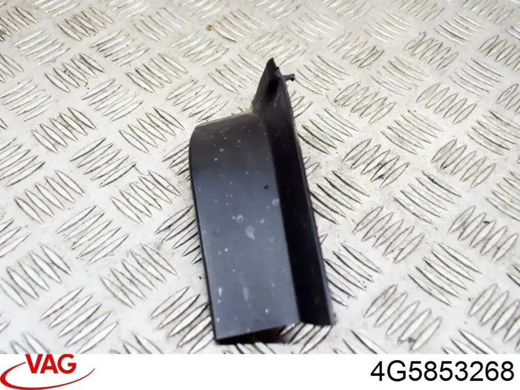 Накладка заднього ліхтаря 4G5853268 VAG