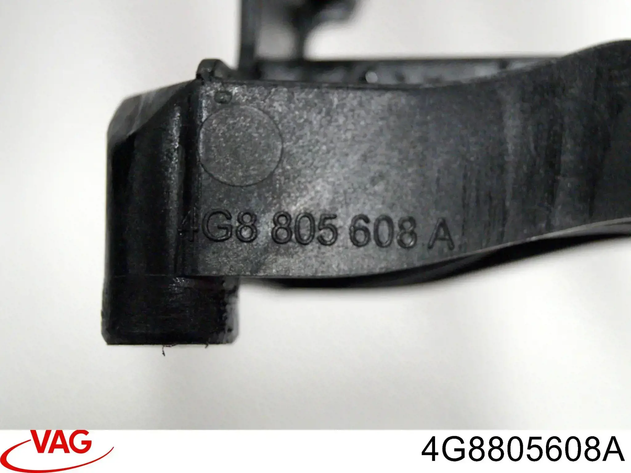 Кронштейн-адаптер кріплення фари передньої, правої VAG 4G8805608A ціна, від 49.24 USD