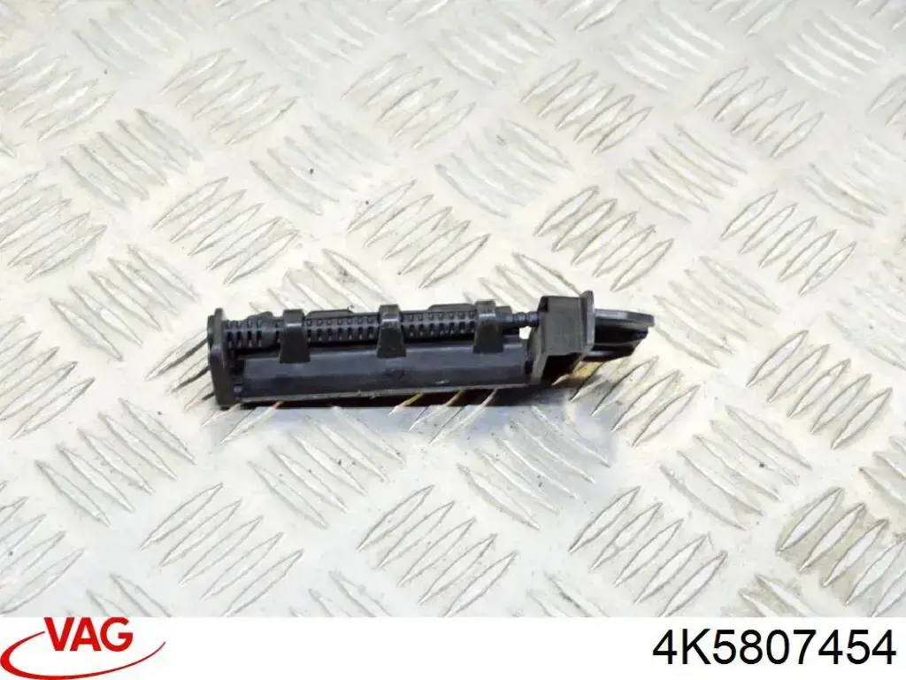 Кронштейн бампера заднього, правий 4K5807454 VAG