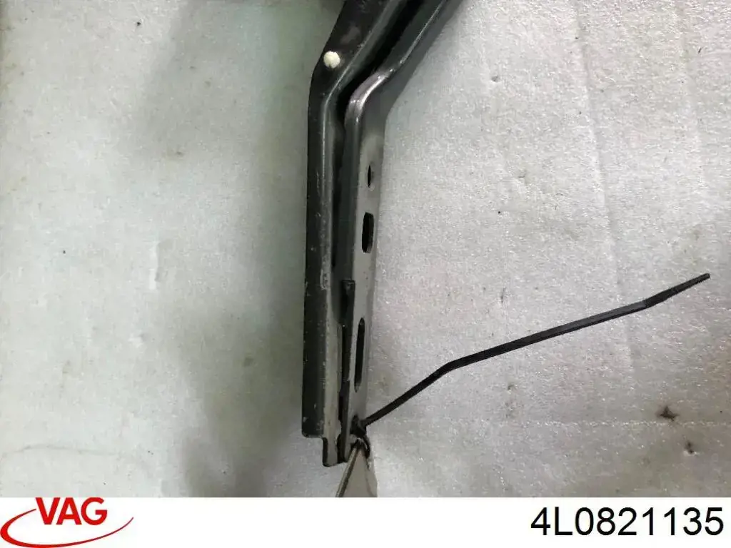4L0821135 VAG Кронштейн кріплення крила переднього лівого, передній