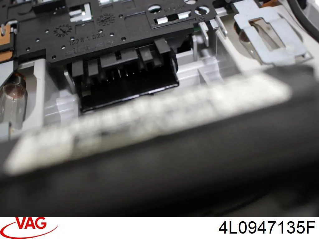 Плафон освітлення салону/кабіни VAG 4L0947135F ціна, від 25.40 USD