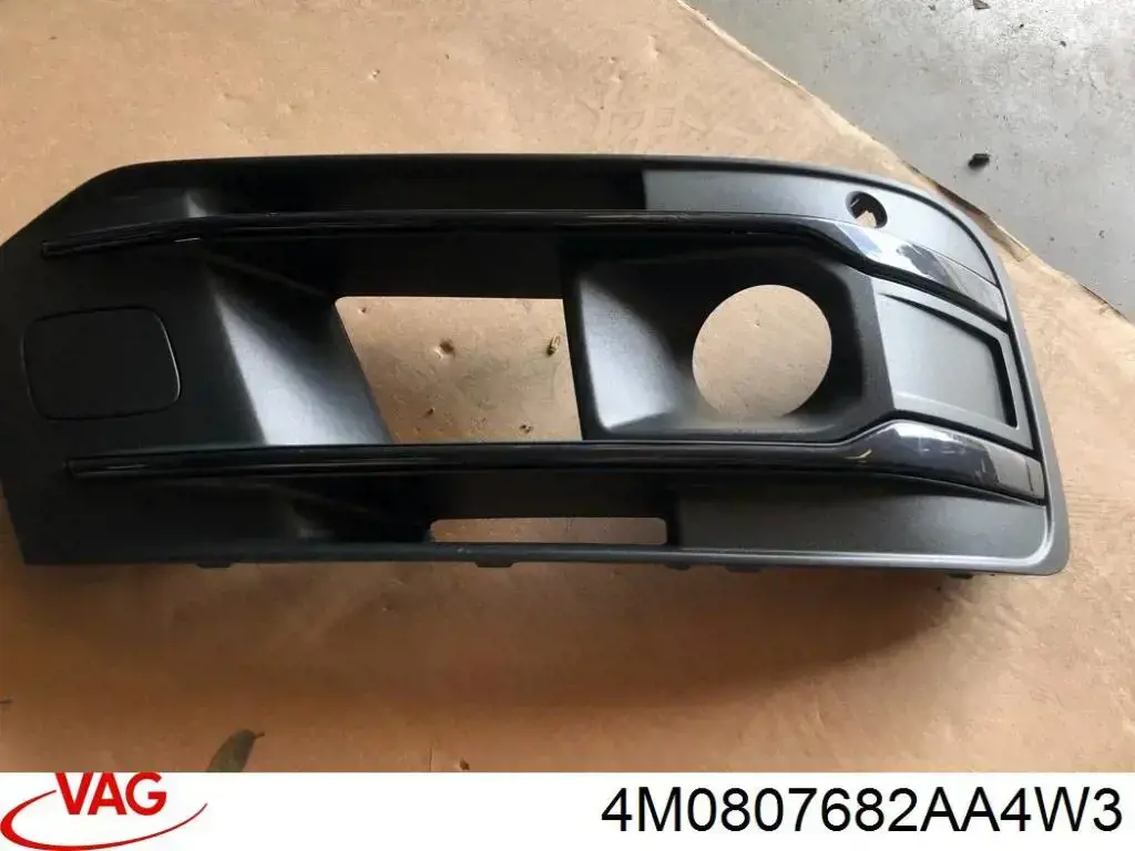 Купити 4M0807682AA4W3 VAG Решітка переднього бампера, права