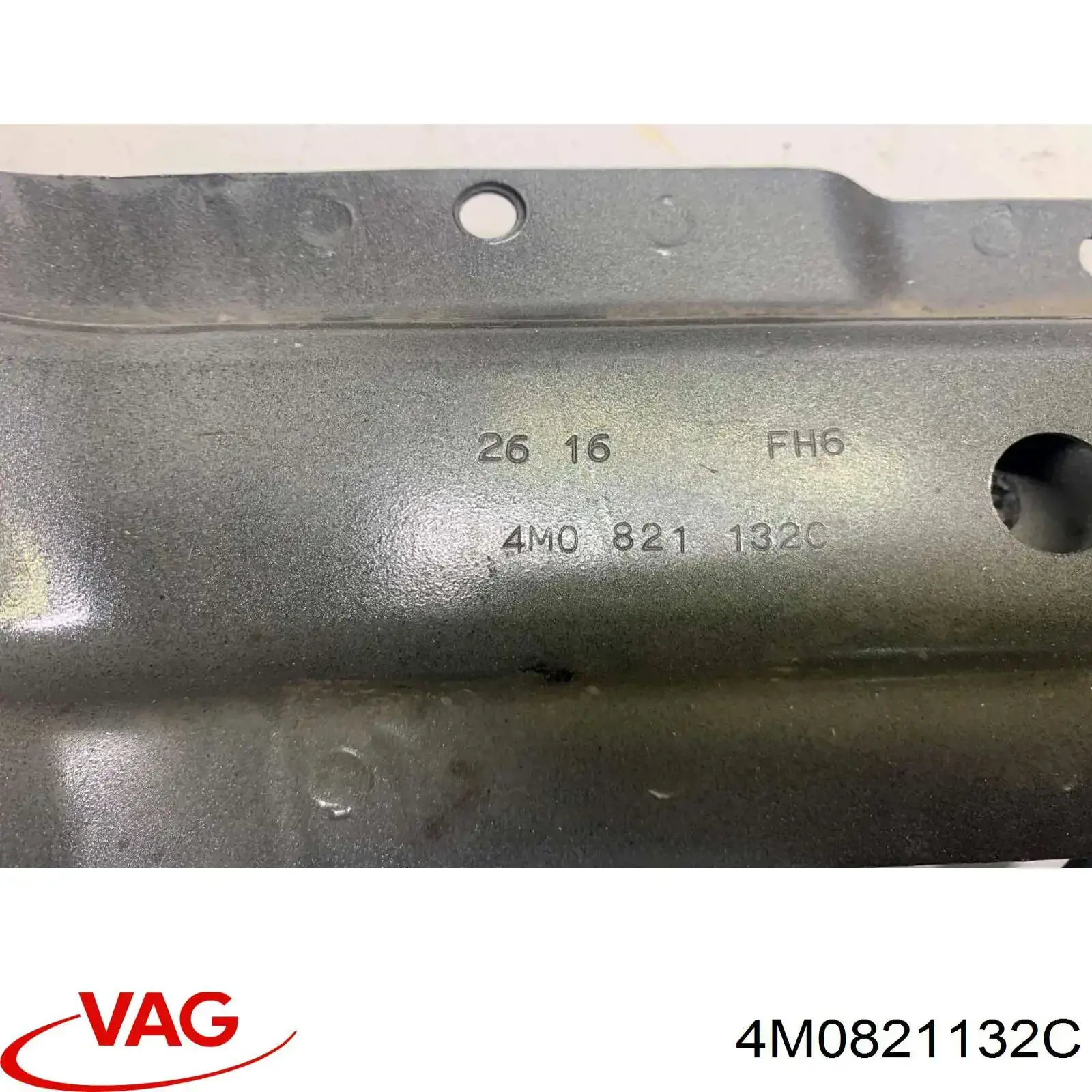 Купити 4M0821132C VAG Кронштейн кріплення крила переднього правого, передній