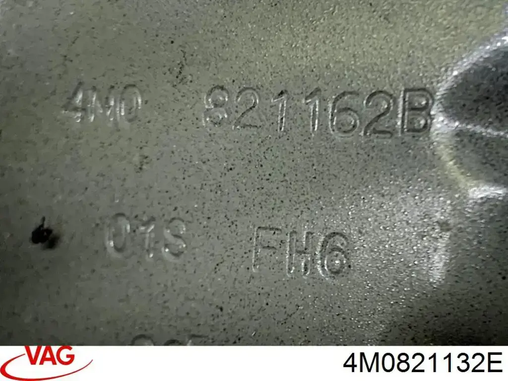 4M0821132E VAG Кронштейн кріплення крила переднього правого, передній