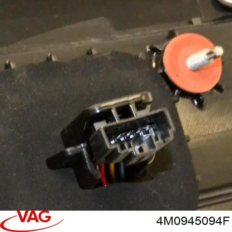 Задній правий стоп VAG 4M0945094F