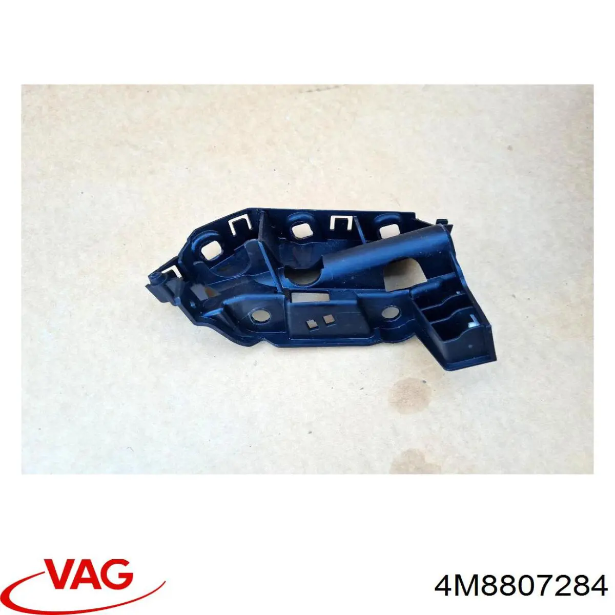 Направляюча переднього бампера, права VAG 4M8807284 ціна, від 19.08 USD
