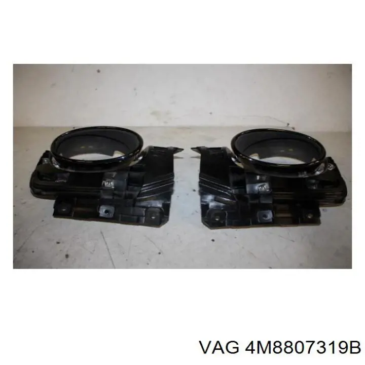4M8807319B VAG Кріплення бамера ліве