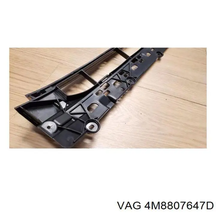 Решітка переднього бампера, центральна VAG 4M8807647D ціна, від 57.77 USD