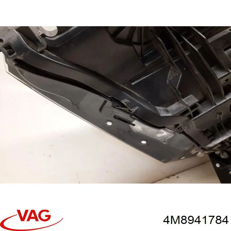 4M8941784 VAG Фара правая