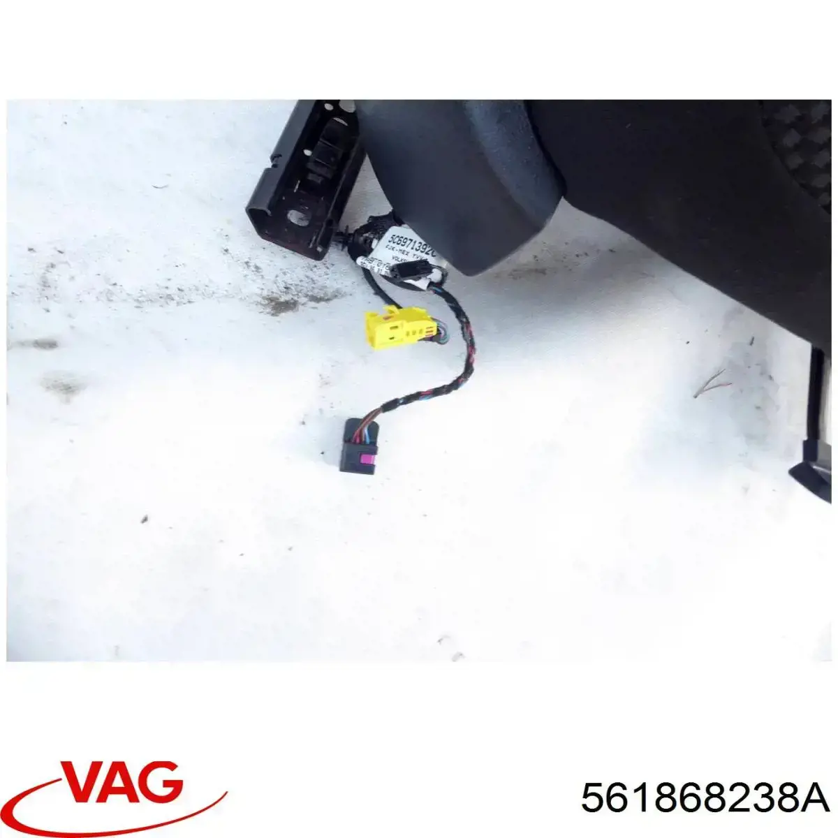 561868238A VAG Обшивка стійки кузова внутрішня, передня права