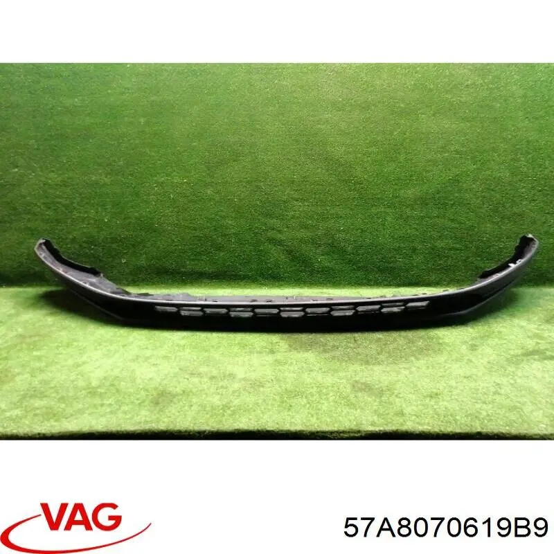 Купити 57A8070619B9 VAG Нижня накладка на передній бампер
