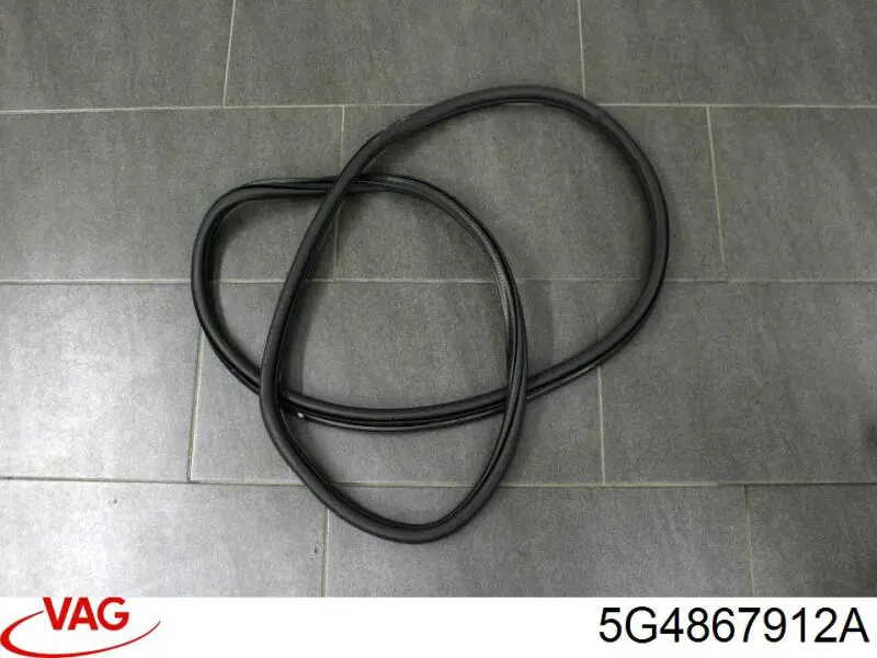 Купити 5G4867912A VAG Ущільнювач двері передньої правої (на кузові)