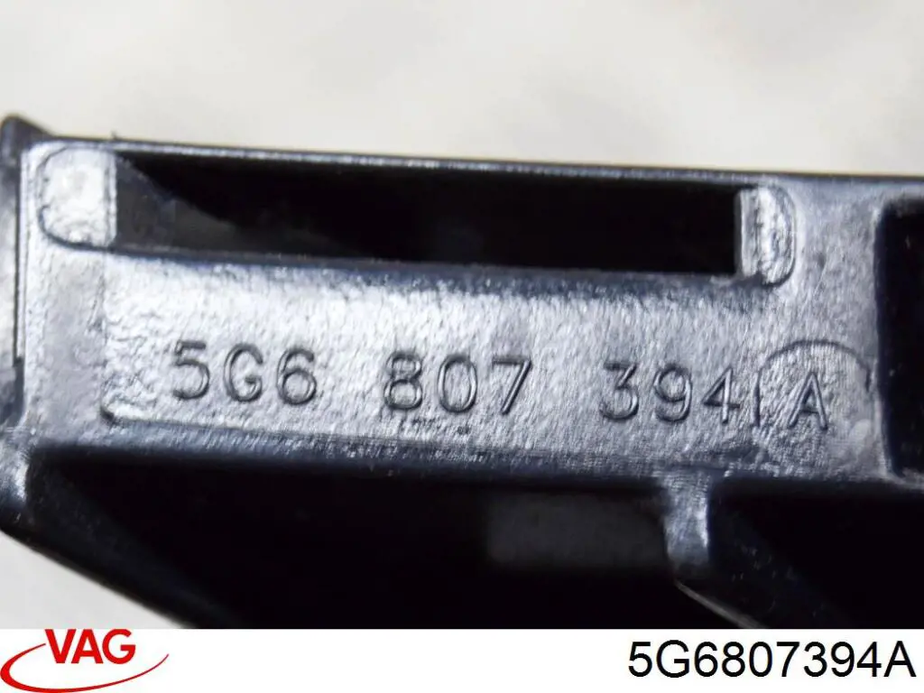 Кронштейн бампера заднього, правий 5G6807394A VAG
