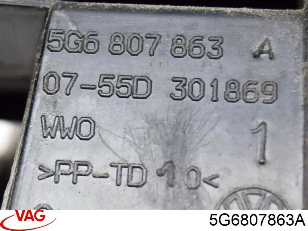 Купити 5G6807863A VAG Кронштейн бампера заднього, центральний