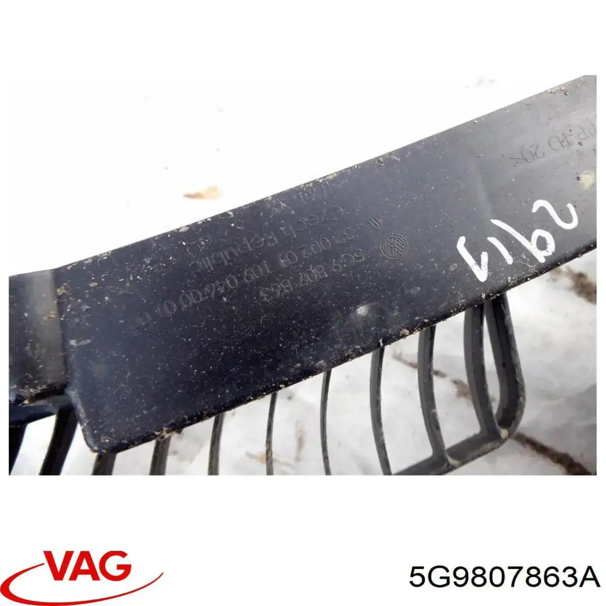 5G9807863 VAG Кронштейн бампера заднього, центральний