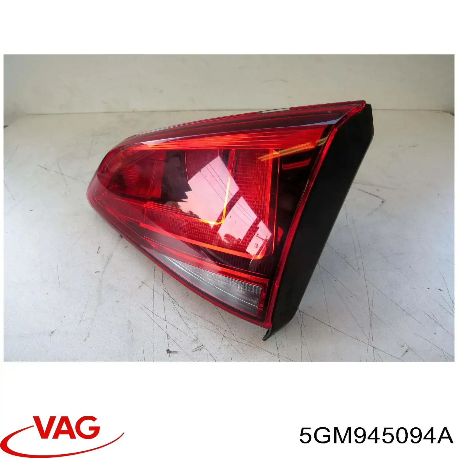 Купити 5GM945094A VAG Ліхтар задній внутрішній правий