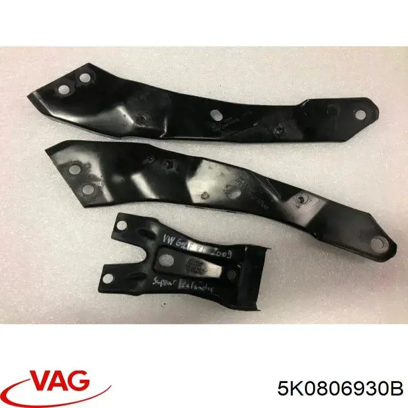 Кронштейн супорту радіатора нижнього 5K0806930B VAG