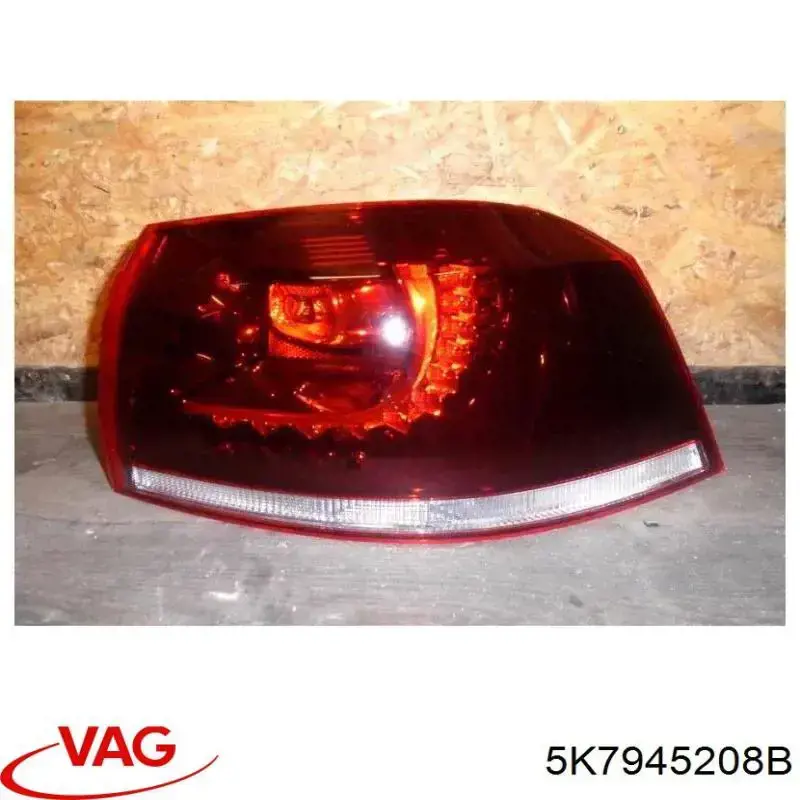 Задній правий зовнішній ліхтар VAG 5K7945208B ціна, від 444.77 USD