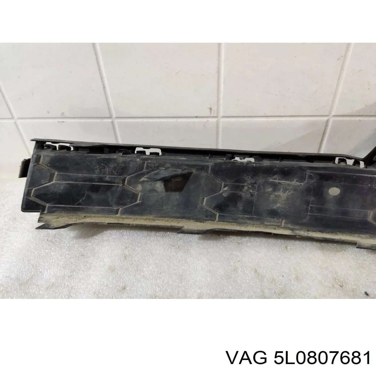 Решітка переднього бампера, ліва VAG 5L0807681 ціна, від 18.52 USD