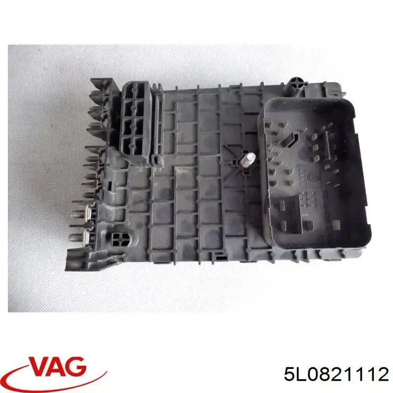 Купити 5L0821112 VAG Ущільнювач крила