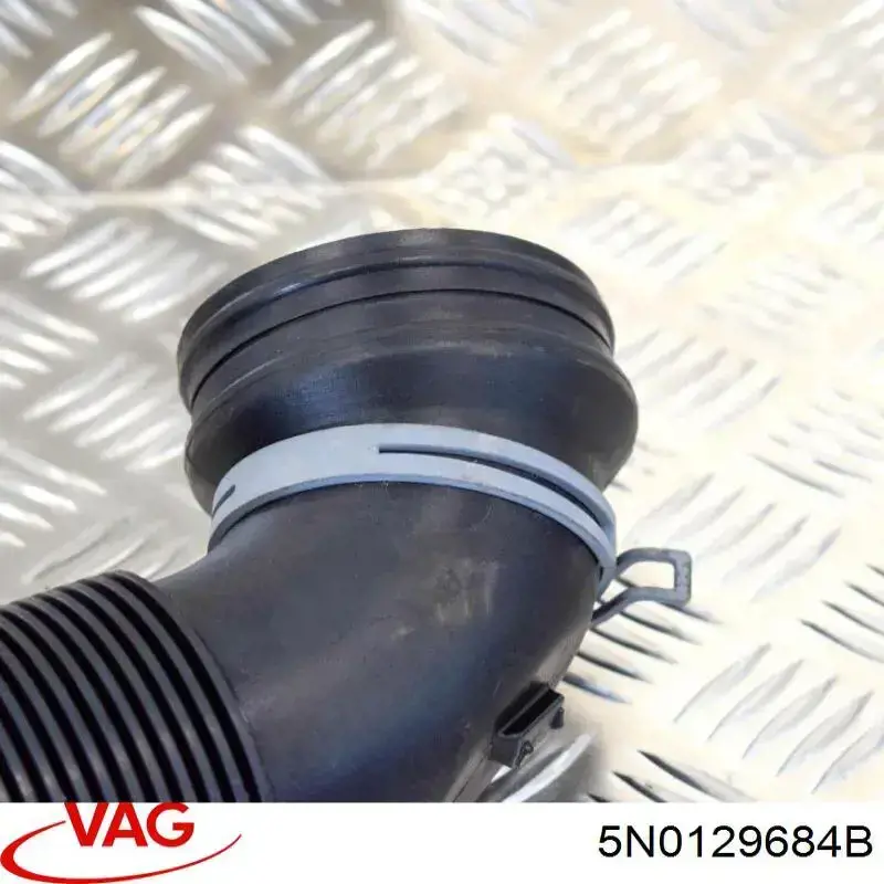 Купити 5N0129684B VAG Патрубок повітряний, вихід повітряного фільтра