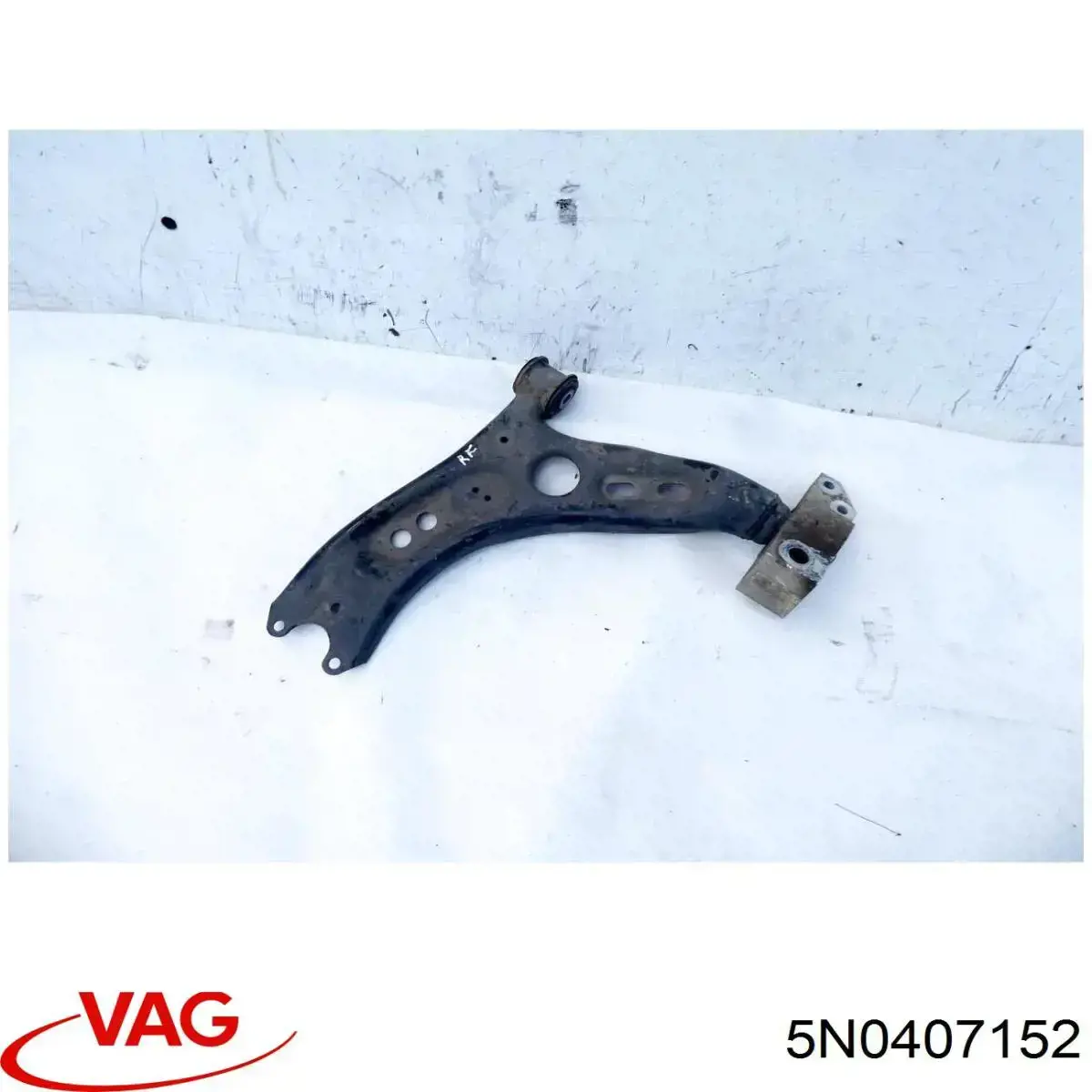 Важіль передньої підвіски нижній, правий 5N0407152 VAG