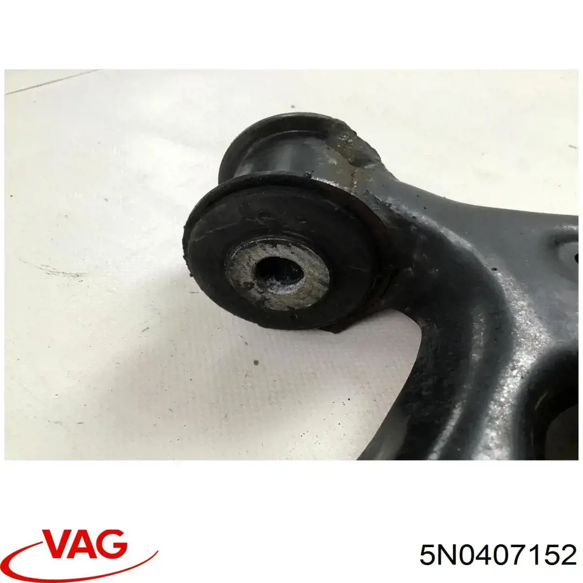 Правий важіль передній нижній підвіски VAG 5N0407152